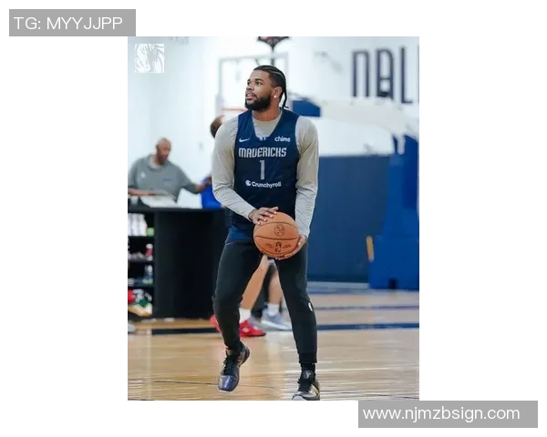 新赛季冲！独行侠晒球队训练照浓眉冥想 弗拉格激情拍掌