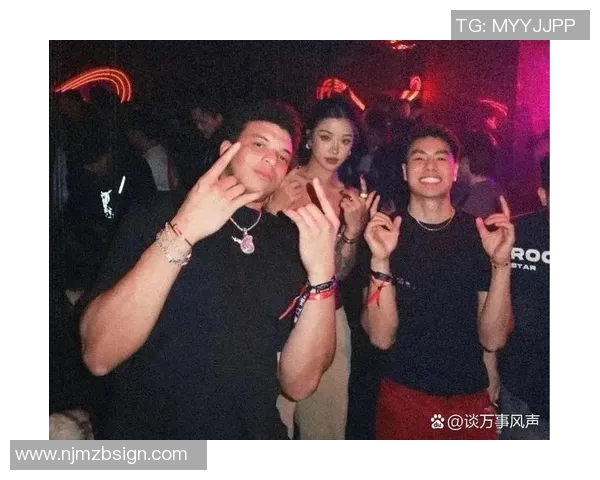 一起练出腹肌！李添荣女友晒近照：新年快乐